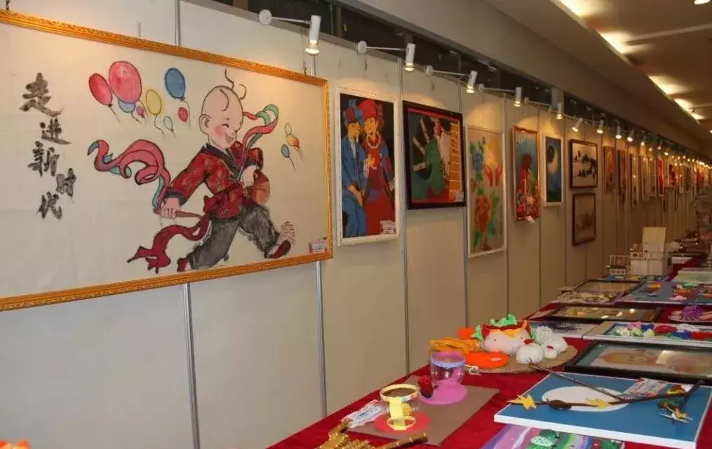 首屆德令哈地區幼兒園教師美術作品展在州民族文化活動中心舉辦